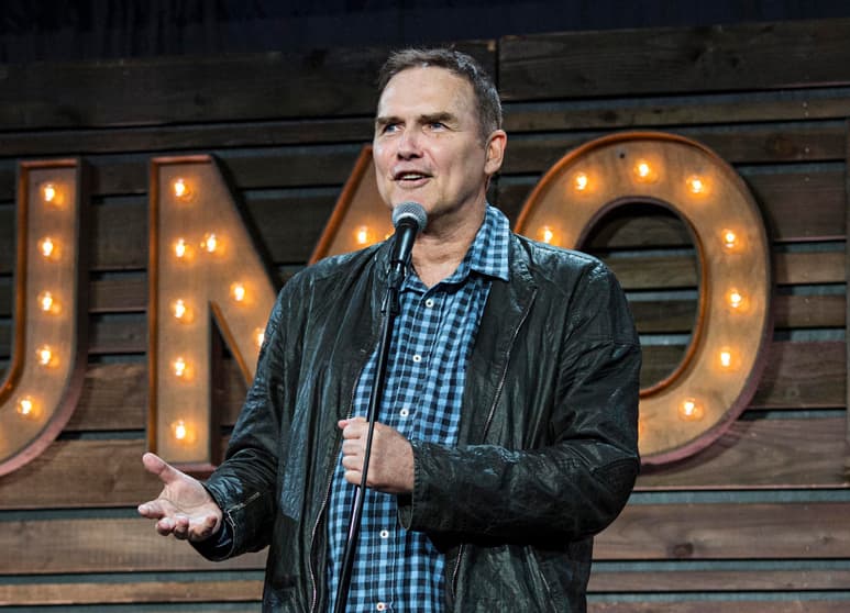 El comediante Norm Macdonald, antiguo guionista y actor de “Saturday Night Live” que condujo el programa “Weekend Update” en la década de 1990, falleció. Tenía 61 años. (AP)
