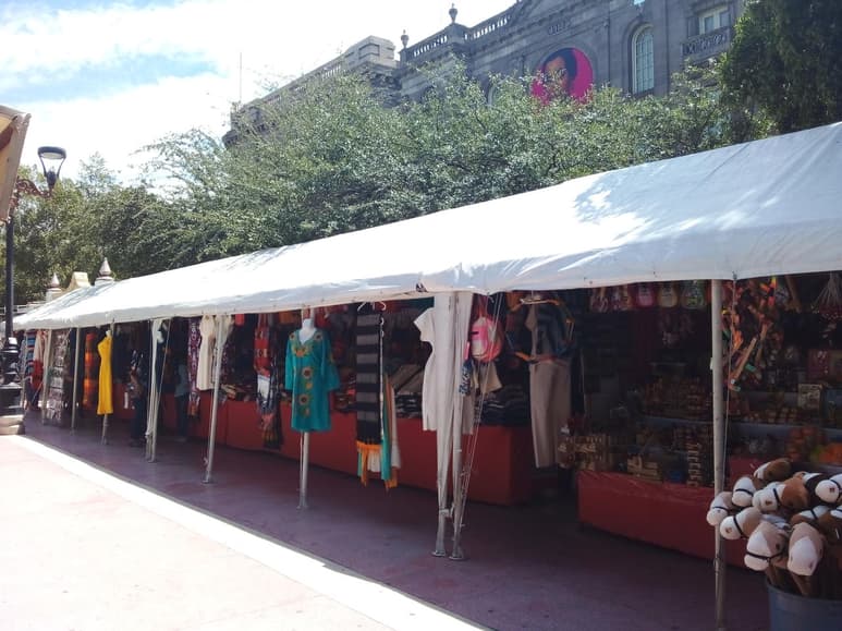 Tras haber partido de La Laguna en marzo pasado, artesanos oaxaqueños han retornado a la región para exponer sus productos en la Plaza de Armas.