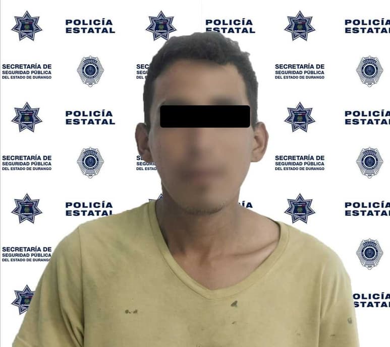 Los oficiales trasladaron a Eduardo ante el Ministerio Público para que determine su situación legal. (EL SIGLO DE TORREÓN)