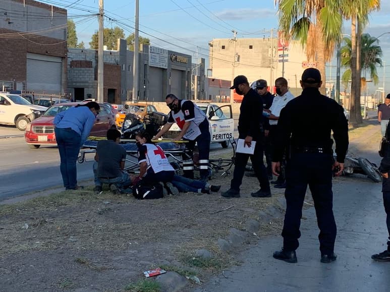 Paramédicos de la Cruz Roja atendieron a la mujer. (EL SIGLO DE TORREÓN)