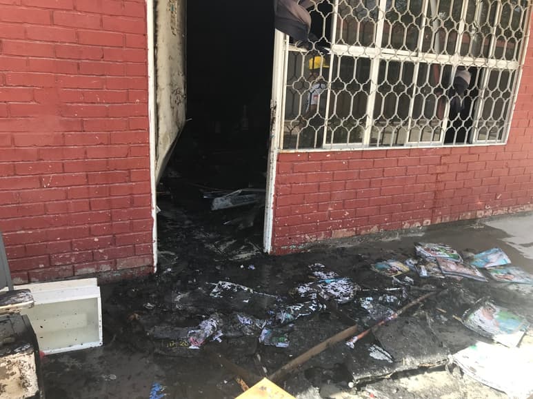 El personal del departamento de Bomberos se encargó de sofocar el fuego. (EL SIGLO DE TORREÓN)