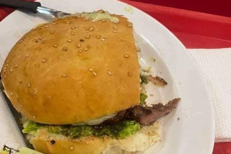 A través de redes sociales, la mujer expuso al restaurante asegurando que había encontrado en su hamburguesa un dedo humano, adjuntando además una fotografía como evidencia (REDES SOCIALES)