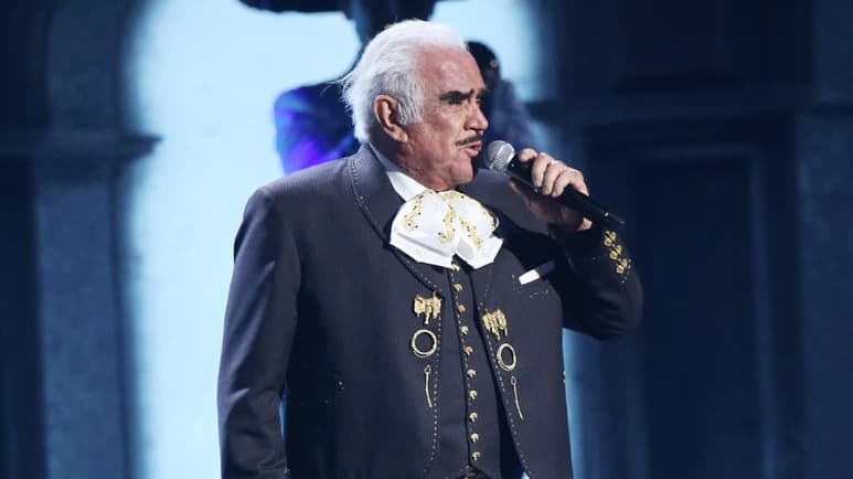 A más de un mes de que Vicente Fernández ingresara al hospital tras complicaciones por una caída que sufrió en su rancho 'Los tres potrillos', hoy miércoles el parte médico oficial compartido en su cuenta de Instagram indicó que se mantiene estable. (ESPECIAL)