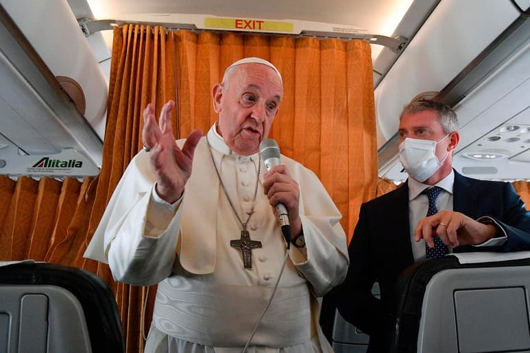 El papa Francisco dijo el miércoles que no entiende por qué la gente se niega a vacunarse contra el COVID-19, señalando que “la humanidad tiene una historia de amistad con las vacunas”. (EFE)