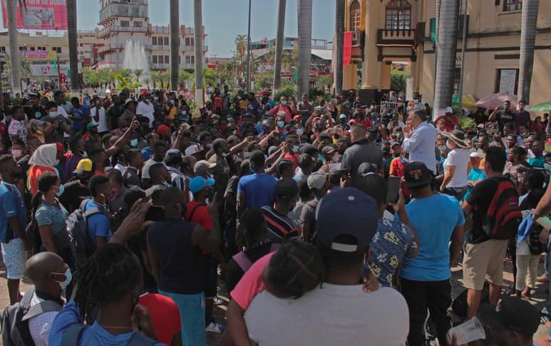 Caribe Dorvil se despierta todos los días a las 3 de la mañana para preparar los alimentos que venderá en un pequeño mercado callejero junto con decenas de compatriotas haitianos en esta ciudad del sur de México. (EFE)