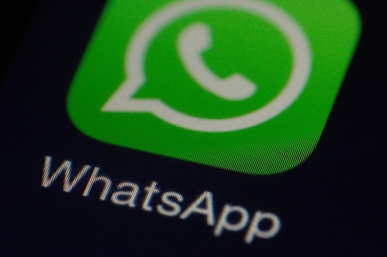 ¡Descarga la última versión de WhatsApp Plus para más funciones!