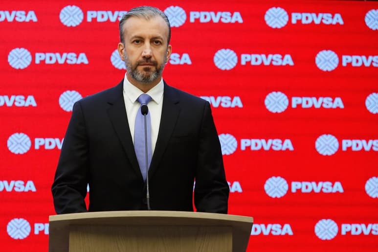 El vicepresidente y ministro del Petróleo de Venezuela, Tareck El Aissami, dijo este miércoles, tras reunirse con el secretario general de la Organización de Países Exportadores de Petróleo (OPEP), Mohammed Barkindo, en Caracas que su país está bajo 'el implacable asedio' de EUA, que aspira a 'apropiarse' de sus reservas de crudo. (ARCHIVO)