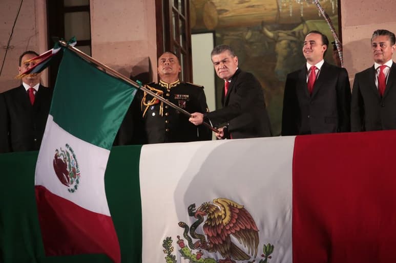 Tras gritar los nombres de los héroes que nos dieron patria, hizo sonar la réplica de la Campana de Dolores. (CORTESÍA)