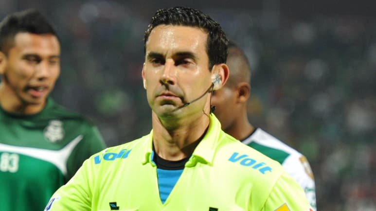 El silbante sinaloense César Arturo Ramos Palazuelos, fue designado por la Comisión de Árbitros, para ser el juez central el próximo domingo en el Estadio Corona, para dirigir el encuentro entre Santos Laguna y Puebla. (ARCHIVO)