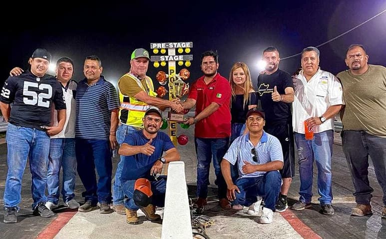 Juan Hernández Rayas recibió su trofeo de campeón en la categoría única de esta competencia. (ESPECIAL)
