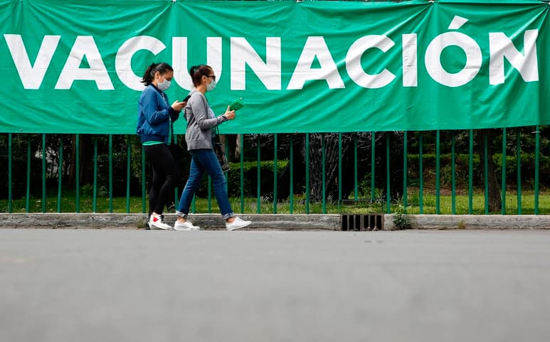 En el transcurso de la tercera ola del COVID-19, la cifra de hospitalizaciones y muertes bajó de forma importante en comparación con las primeras dos olas, lo que tal vez se deba a la estrategia de vacunación, señaló Rosa María Gutiérrez Ríos, investigadora del Instituto de Biotecnología de la UNAM y miembro del Consorcio de Vigilancia Genómica-México. (ARCHIVO)