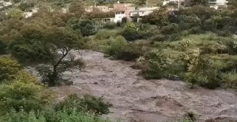 Derivado de las afectaciones ocasionadas por el desbordamiento de la presa San Aparicio, en la comunidad Monte Grande, en el municipio de Genaro Codina, así como en Cuauhtémoc, se trasladaron a los albergues a poco más de 80 personas, habilitados en ambos municipios, según la información de las autoridades de Protección Civil del gobierno de Zacatecas. (ARCHIVO)