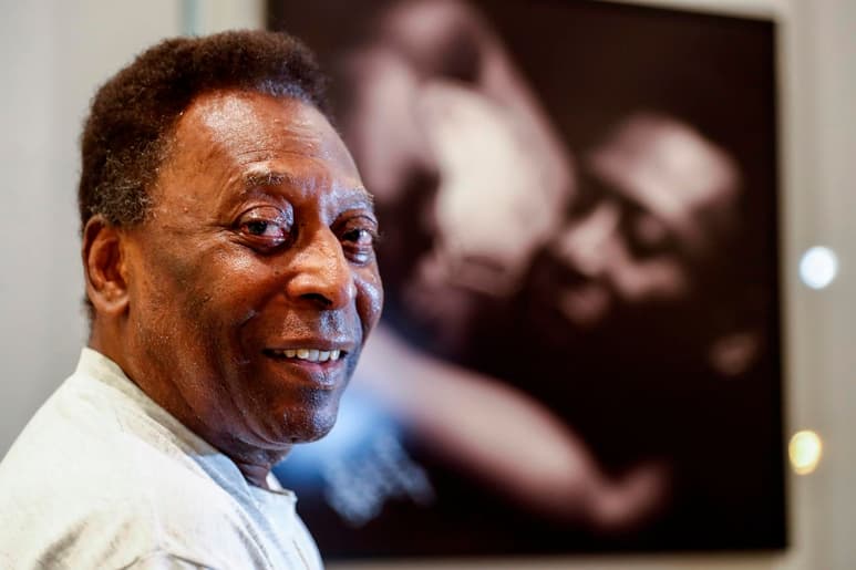 Pelé se encuentra estable luego de haber ingresado a la Unidad de Cuidados Intensivos, días más tarde a la operación a la que se sometió en la que fue necesario extraerle un tumor en el colon. (ARCHIVO)