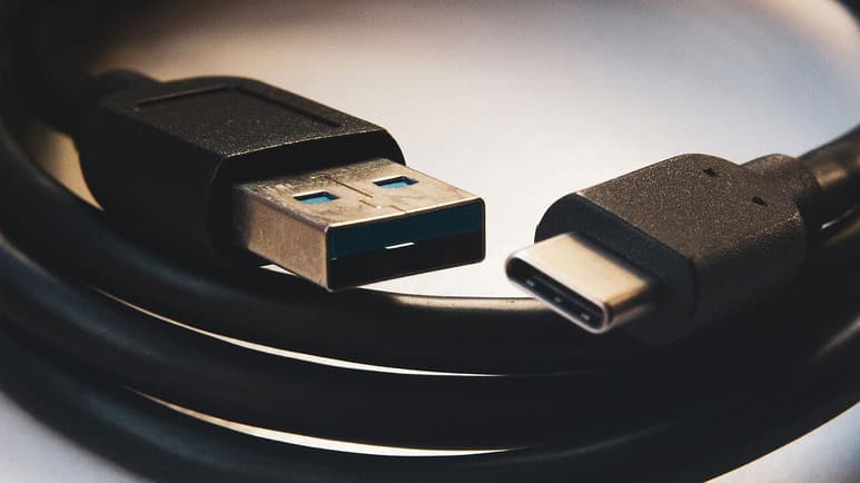 El cable USB le tuvo que ser retirado al joven mediante una cirugía, después de que él mismo lo introdujera en su uretra (ESPECIAL)