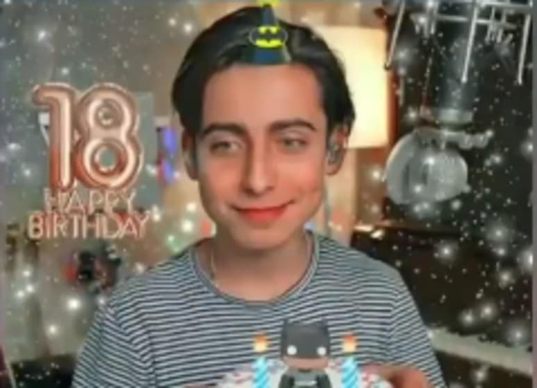 “18 años de amor”, escribió el actor, cantautor y embajador de la ONU, Aidan Gallagher, a través de su cuenta de Instagram. Y es que este sábado 18 de septiembre, el joven artista estadounidense cumple su mayoría de edad. (ESPECIAL)