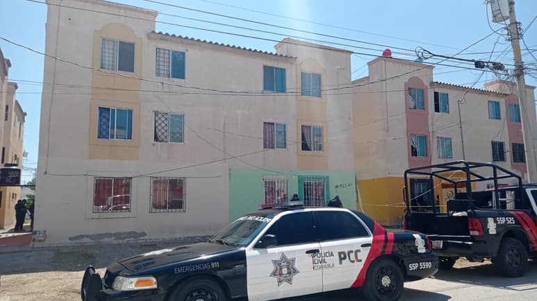 Agentes de las distintas corporaciones de seguridad resguardaron los condominios mientras los servicios periciales sacaban el cuerpo. (EL SIGLO DE TORREÓN)