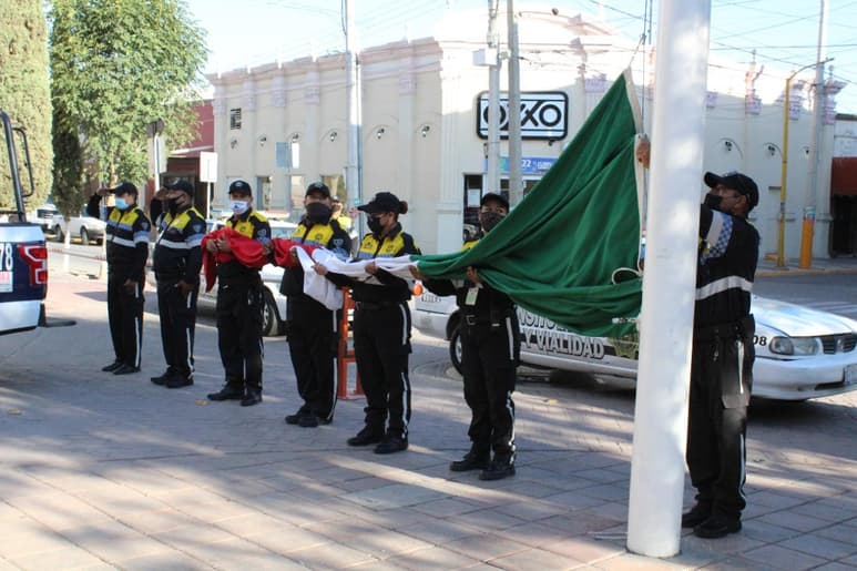 Fue en la plaza principal de Ciudad Lerdo, frente al asta de bandera, que este domingo se llevó a cabo un acto solemne en conmemoración de los sismos de 1985 y 2017 que movilizaron a México, recordando a las miles de víctimas y reconociendo la labor de los rescatistas, en este día nacional de Protección Civil. (ARCHIVO) 
