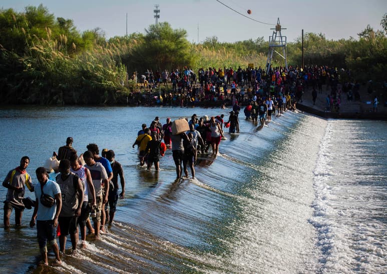Migrantes haitianos que aguardan en Del Rio y en Ciudad Acuña para poder ingresar a Estados Unidos cruzan el río Bravo hacia Ciudad Acuña para adquirir alimentos, el viernes 17 de septiembre de 2021, en Ciudad Acuña, México. (Marie D. De Jesús/Houston Chronicle vía AP)