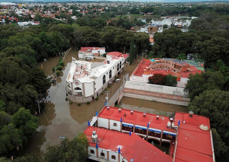 El desborde de una presa en Tequisquiapan, en el central estado de Querétaro, provocó inundaciones y el desalojo de cientos de familias en la zona, informaron este domingo autoridades estatales. (ARCHIVO)