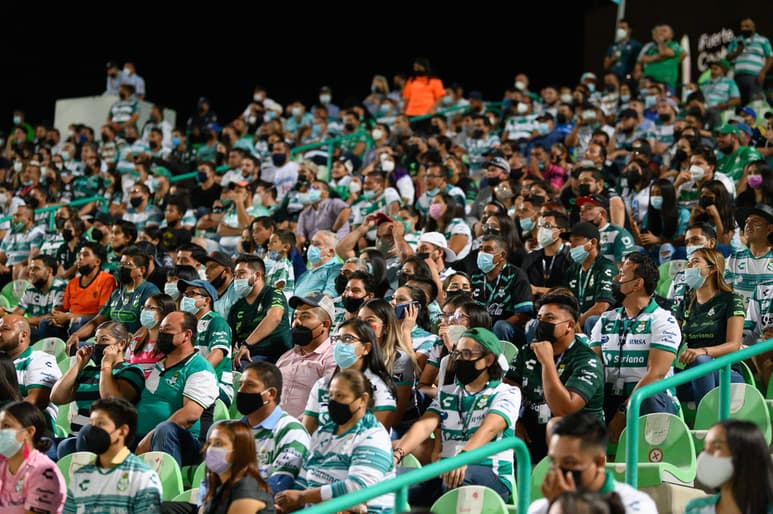 Los aficionados santistas vivieron el cuarto empate de los Guerreros en casa, en donde solo tienen una victoria. (JORGE MARTÍNEZ)