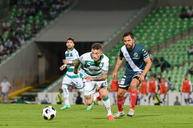Un trabajado punto obtuvo Santos Laguna anoche en el Corona, al empatar de manera apurada en los últimos minutos 1-1 frente al Puebla, que por momentos fue superior. (JORGE MARTÍNEZ)