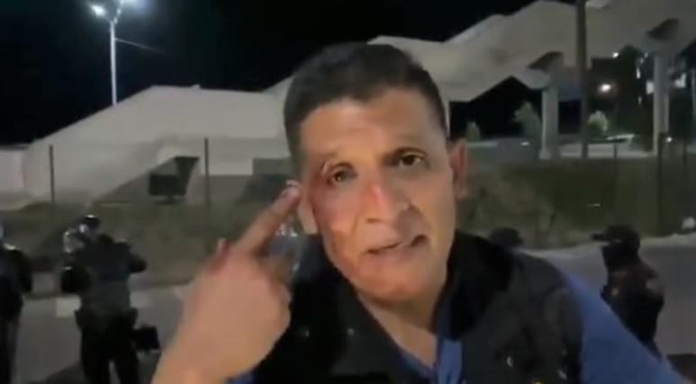 El reportero de TV Azteca Noreste, Alejandro Aguirre, denunció que aficionados de los Tigres lo agredieron saliendo del estadio de Monterrey al término del Clásico Regio. (ESPECIAL)