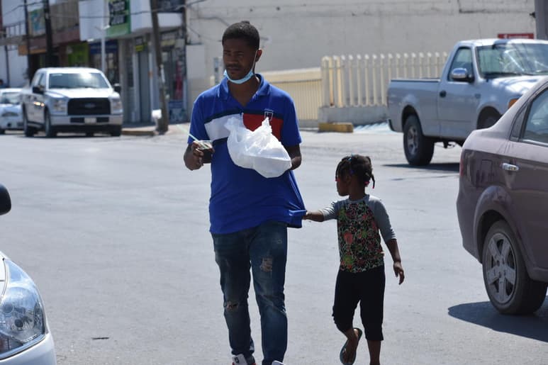 El presidente municipal indicó que ha invitado a familias de caribeños que están de paso a que lleguen la albergue temporal de Protección Civil en la Central del Heroico Cuerpo de Bomberos, donde puedan descansar y asearse.