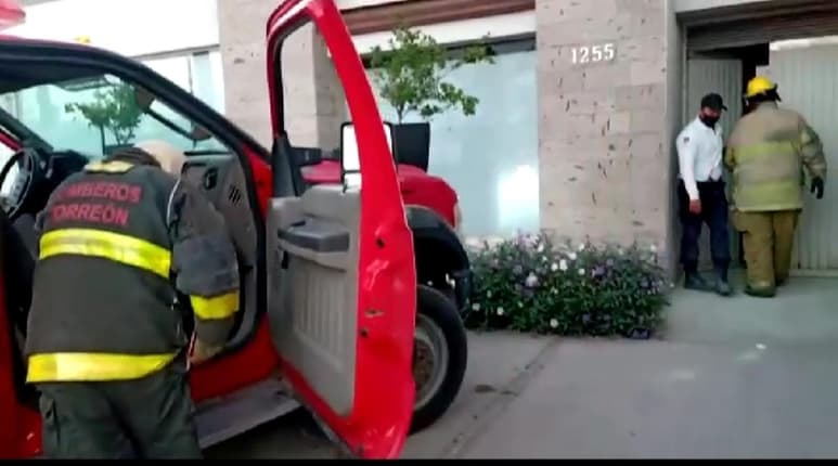 El lugar se encontraba aún cerrado y sin personal en el interior, minutos más tarde acudieron los encargados y se entrevistaron con el personal de Protección Civil. (EL SIGLO DE TORREÓN)