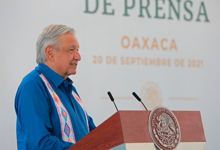 Al revelar la carta que envió a su homólogo de Estados Unidos, Joe Biden, para buscar aplicar los programas 'Sembrando vida' y 'Jóvenes Construyendo el Futuro' en Centroamérica para atender con acciones de desarrollo el fenómeno migratorio, el presidente Andrés Manuel López Obrador afirmó que esto podría ayudar a 330 mil personas de esta región. (ARCHIVO)