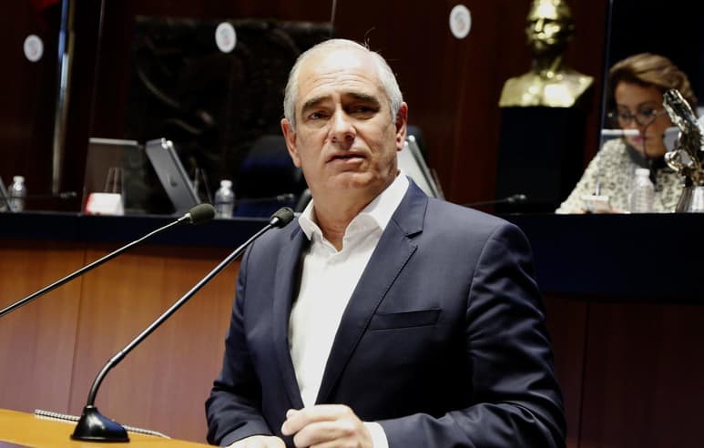 Julen Rementería, coordinador del PAN en el Senado, acusó al presidente Andrés Manuel López Obrador; a la jefa de Gobierno de la Ciudad de México, Claudia Sheinbaum; y a Miguel Díaz-Canel, mandatario de Cuba, de orquestar un fraude de 255 millones 873 mil 177 pesos al presupuesto de salud al contratar a 585 falsos médicos cubanos para tratar pacientes mexicanos de COVID-19. (ARCHIVO)