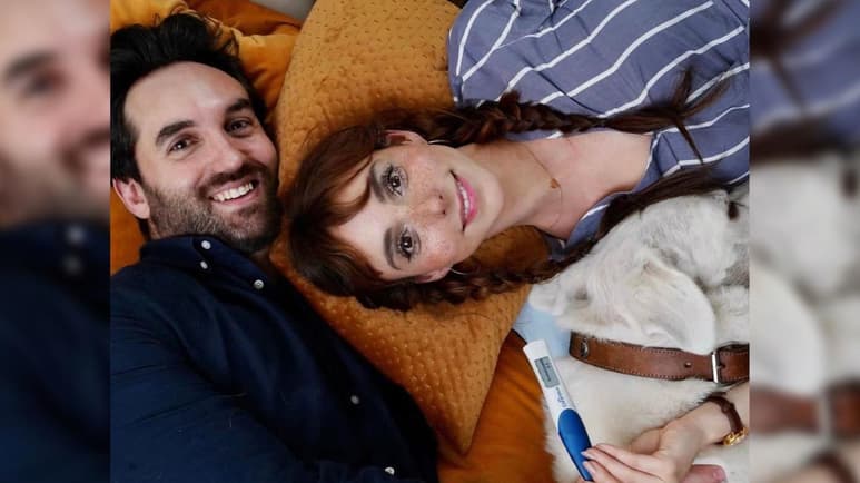 Natalia Téllez emocionó a sus seguidores en redes sociales al compartir la noticia de que está embarazada, a través de una fotografía con la prueba de embarazo, la conductora de 35 años informó que será próximamente mamá. (ESPECIAL)