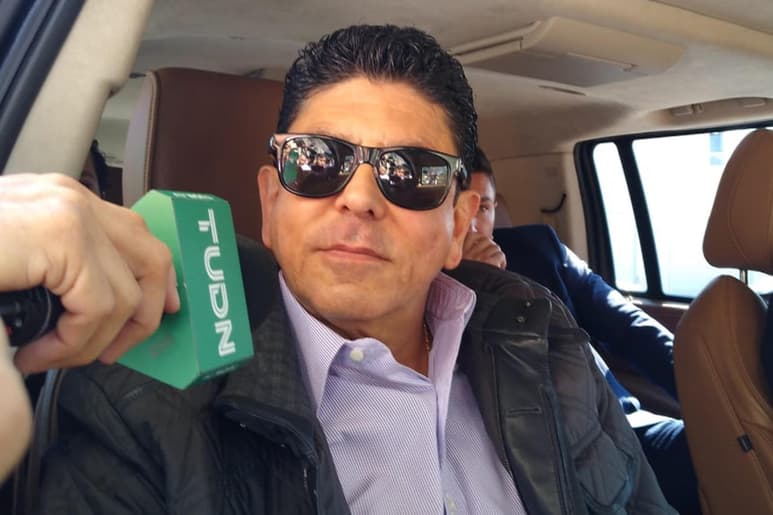 La Fiscalía General de Justicia del Estado de México (FGJEM) aprehendió a Fidel 'N', quien fue el dueño de los Tiburones Rojos del Veracruz y que es investigado por su probable participación en el delito de fraude, el empresario fue trasladado a un penal en Almoloya de Juárez. (ARCHIVO)