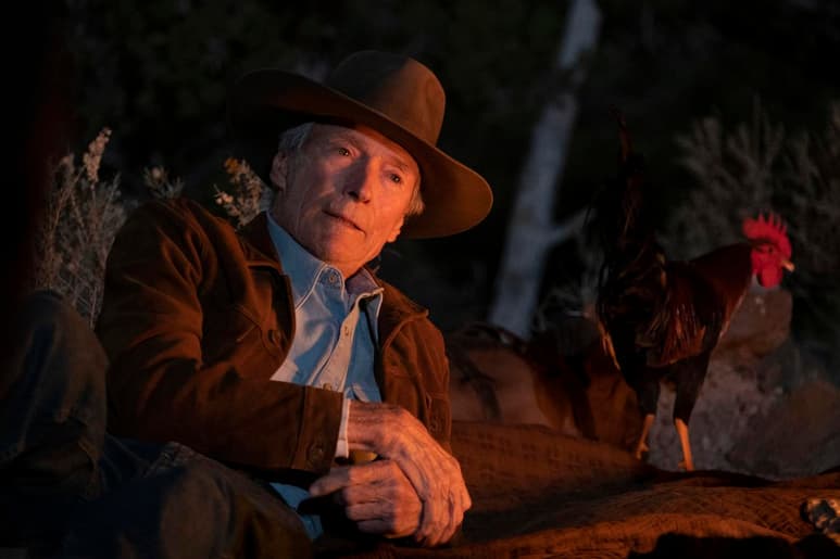 La nueva película de Clint Eastwood, 'Cry Macho', debutó muy discretamente en los cines de Estados Unidos al quedar como tercera opción del fin de semana, por detrás de 'Shang-Chi and the Legend of the Ten Rings' y 'Free Guy', que llevan varias semanas en taquilla.