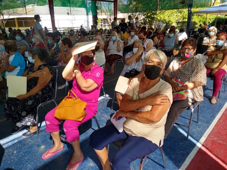 La mayoría de los adultos mayores rezagados dijeron que no se habían vacunado por temor. (ANGÉLICA SANDOVAL)