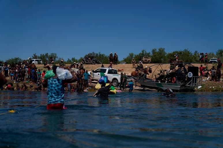 La presencia de los caribeños en Coahuila y el país es legal y son libres de transitar por la entidad. (EFE)