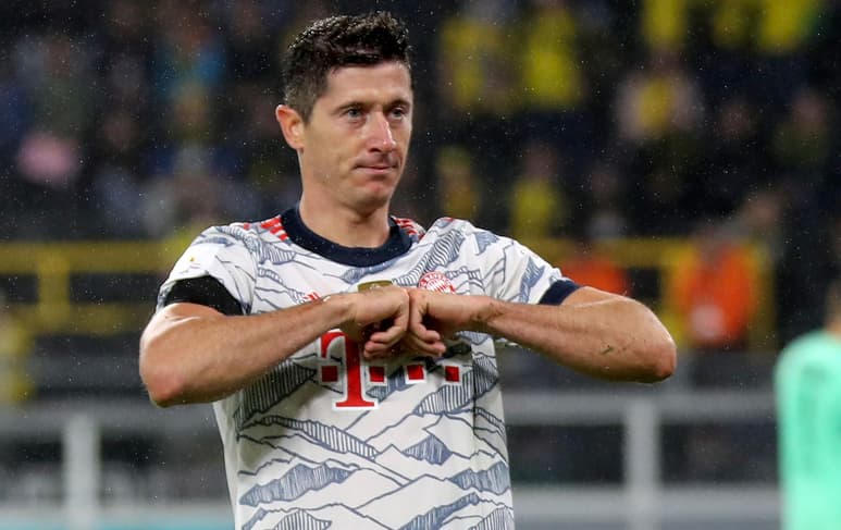 Robert Lewandowski aseguró este martes, tras recibir la Bota de Oro de la anterior temporada, que compite consigo mismo y no con Lionel Messi y Cristiano Ronaldo. (ARCHIVO)