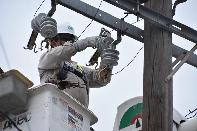 La dependencia realiza trabajos de modernización del sistema, mediante redireccionamiento de las líneas de energía eléctrica.