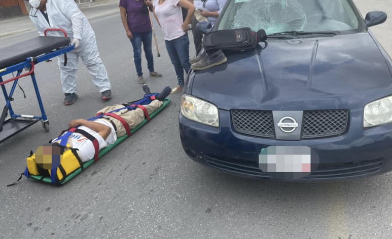El hombre se impactó en el parabrisas del auto y terminó tendido sobre la carpeta asfáltica con múltiples golpes y una fractura en la tibia y peroné izquierdo. (EL SIGLO DE TORREÓN)