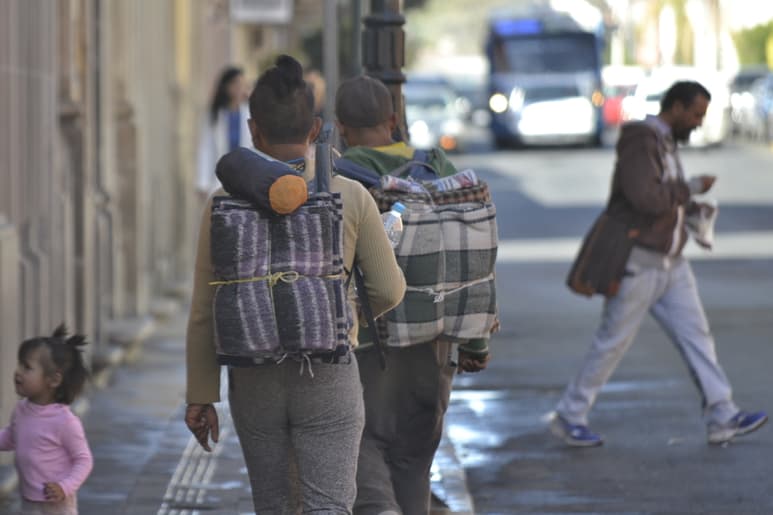 Ya se trabaja para garantizar refugio digno a estas personas, quienes son encontradas principalmente en la carretera de Cuencamé-Gómez Palacio. (ARCHIVO)