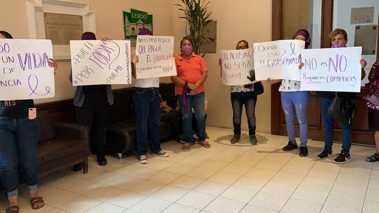 Protestan mujeres simpatizantes del PRI en la presidencia contra reinstalación del regidor de Morena, Héctor González. (EL SIGLO DE TORREÓN)