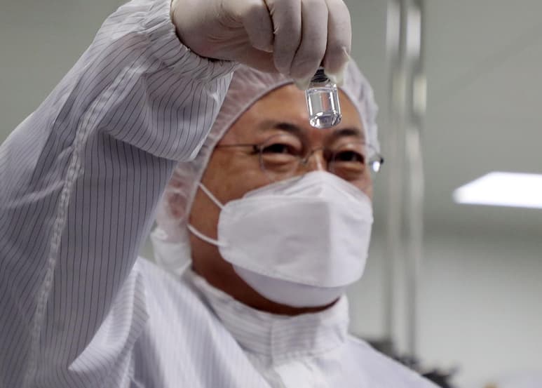 La compañía farmacéutica Novavax y el Serum Institute of India presentaron una solicitud ante la Organización Mundial de la Salud para que su vacuna contra el coronavirus entre en la lista de las que se usan para emergencia. (ARCHIVO)