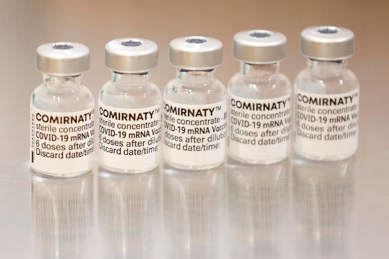 Las autoridades estadounidenses de salud debatían el jueves los planes de ofrecer vacunas de refuerzo contra el coronavirus, un día después de aprobar las de Pfizer. (ARCHIVO)