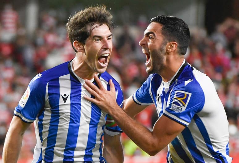 La Real Sociedad logró este jueves una nueva victoria que le mete entre los cuatro primeros de la clasificación al superar en el Nuevo Los Cármenes por 2-3 al Granada, que aún no conoce el triunfo esta campaña y acabará la jornada en puestos de descenso. (ARCHIVO)