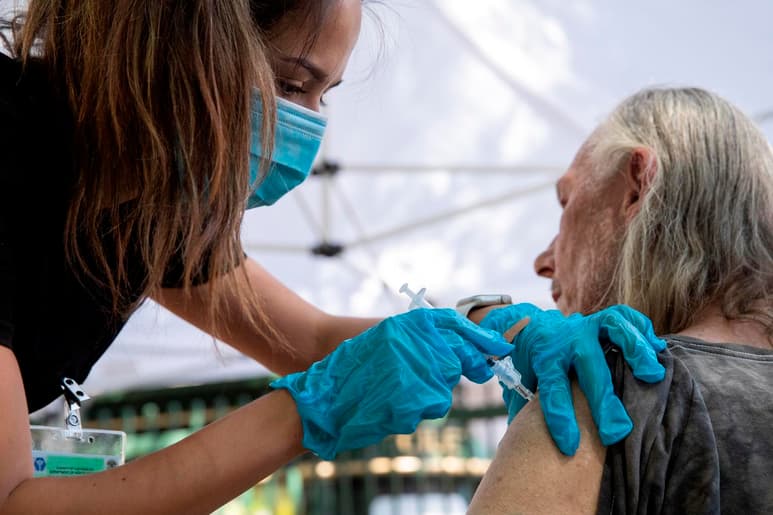 Estados Unidos empezará ya a administrar dosis de refuerzo de la vacuna contra la COVID-19 para varios colectivos -mayores, vulnerables y trabajadores en situación de riesgo- pero sigue teniendo muchos problemas para contener la pandemia, porque un 25 % de su población se resiste a inmunizarse. (ARCHIVO)