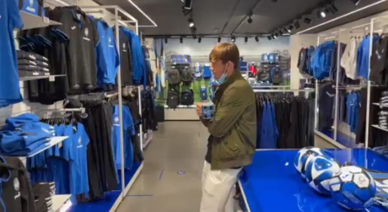 El club Atalanta de la Serie A buscó tener interacción con sus aficionados por medio de su jugador Marten de Roon. (ARCHIVO)