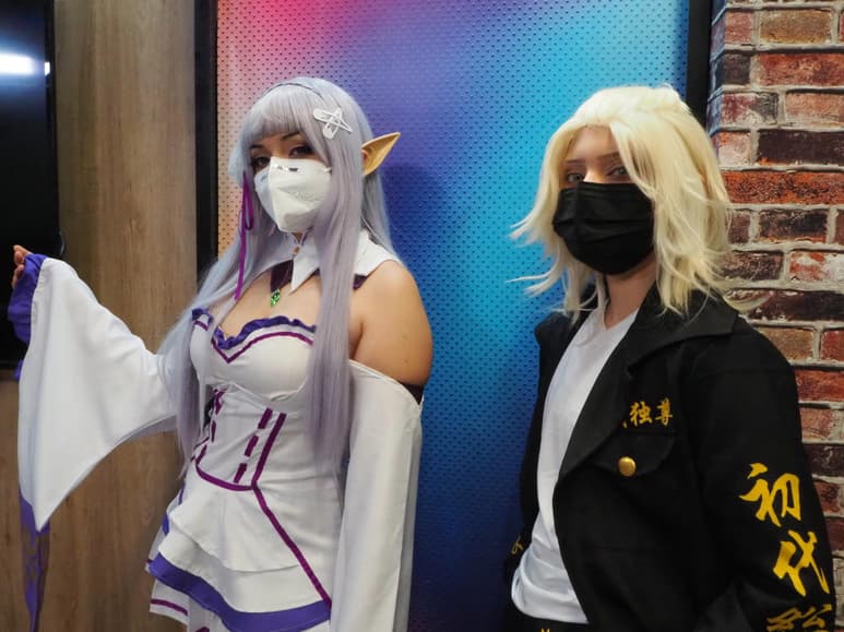 'Mich Ackerman' y 'NekoDarge', estuvieron presentes en Mundo Friki con sus cosplays de 'Mikey' y 'Emilia' (VERÓNICA RIVERA)