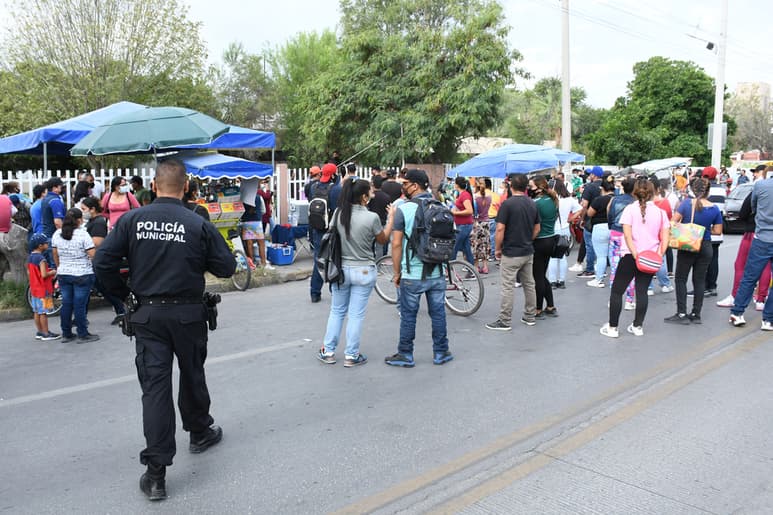 Dos bloqueos se desataron ayer por la mañana en Torreón debido a que hubo personas rezagadas que en su tercera oportunidad para vacunarse no alcanzaron la primera dosis anti-COVID.