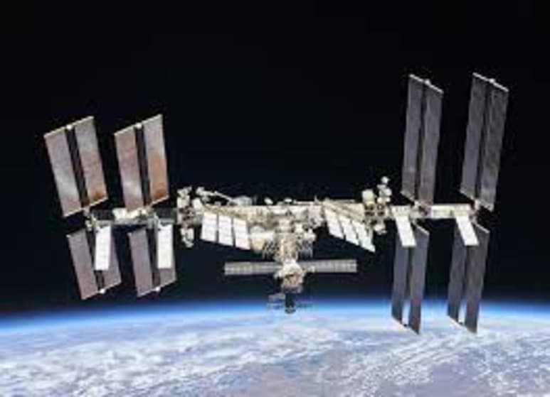 La cuenta atrás para el inicio del rodaje de 'El reto', el primer largometraje de ficción que será filmado en el espacio, comenzó con la aprobación de las dos tripulaciones, la principal y la de reserva de la Soyuz MS-19. (ESPECIAL)