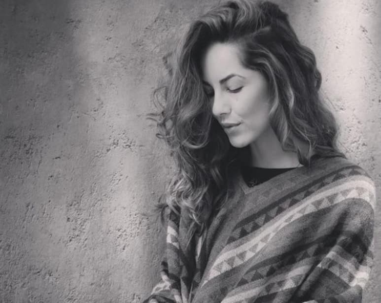 Tras 25 años de carrera como actriz, Bárbara Mori comienza su camino como directora con el cortometraje 'Más fuerte que el miedo', un proyecto basado en su niñez y con el que busca combatir la violencia infantil.