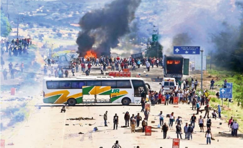 Elementos de la Fiscalía General de la República detuvieron a dos exmandos policiales, uno estatal y otro federal, por su probable participación en el operativo policiaco en Asunción Nochixtlán, Oaxaca el 19 de junio de 2016 que dejó como saldo ocho muertos y más de 100 heridos. (CORTESÁ / EL UNIVERSAL)